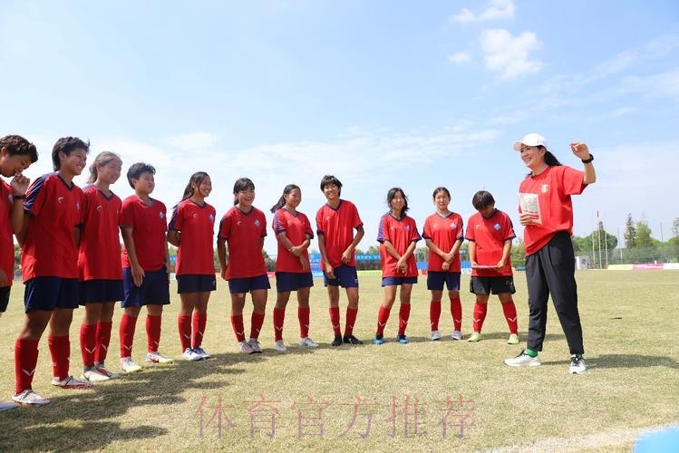 草原“玫瑰”闪耀中青赛 国脚看望建队35年呼市蒙校U15女足